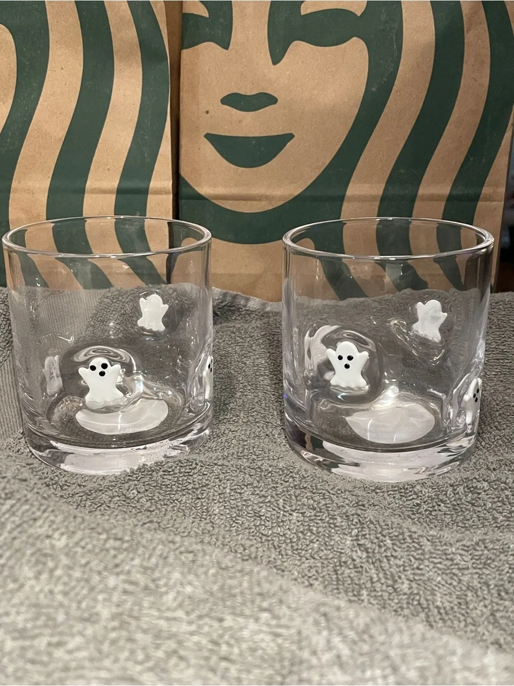 Lot of 2 Halloween ghost glasses